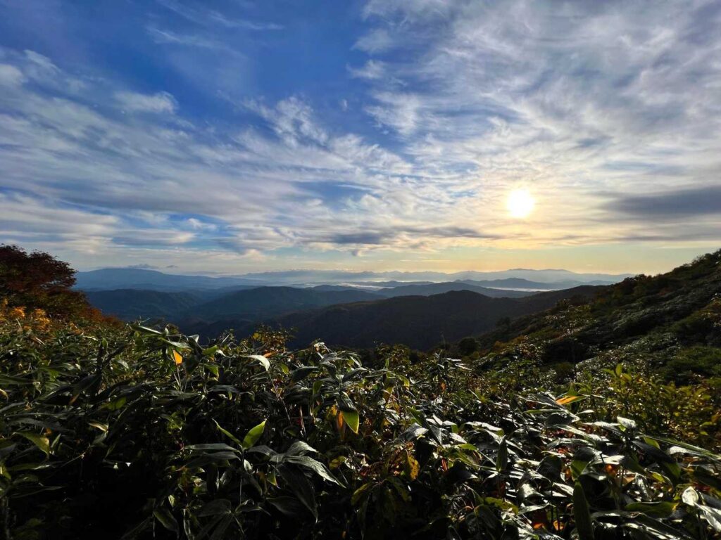 左から小朝日岳、大朝日岳、西朝日岳