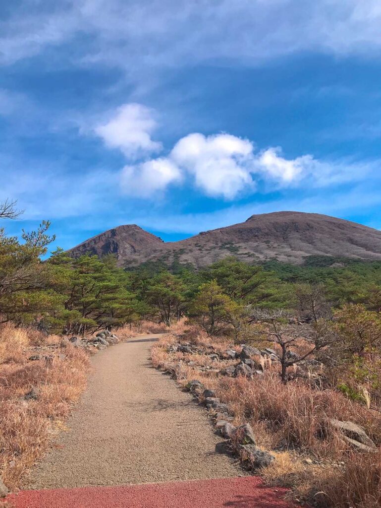 登山口から韓国岳を見上げる