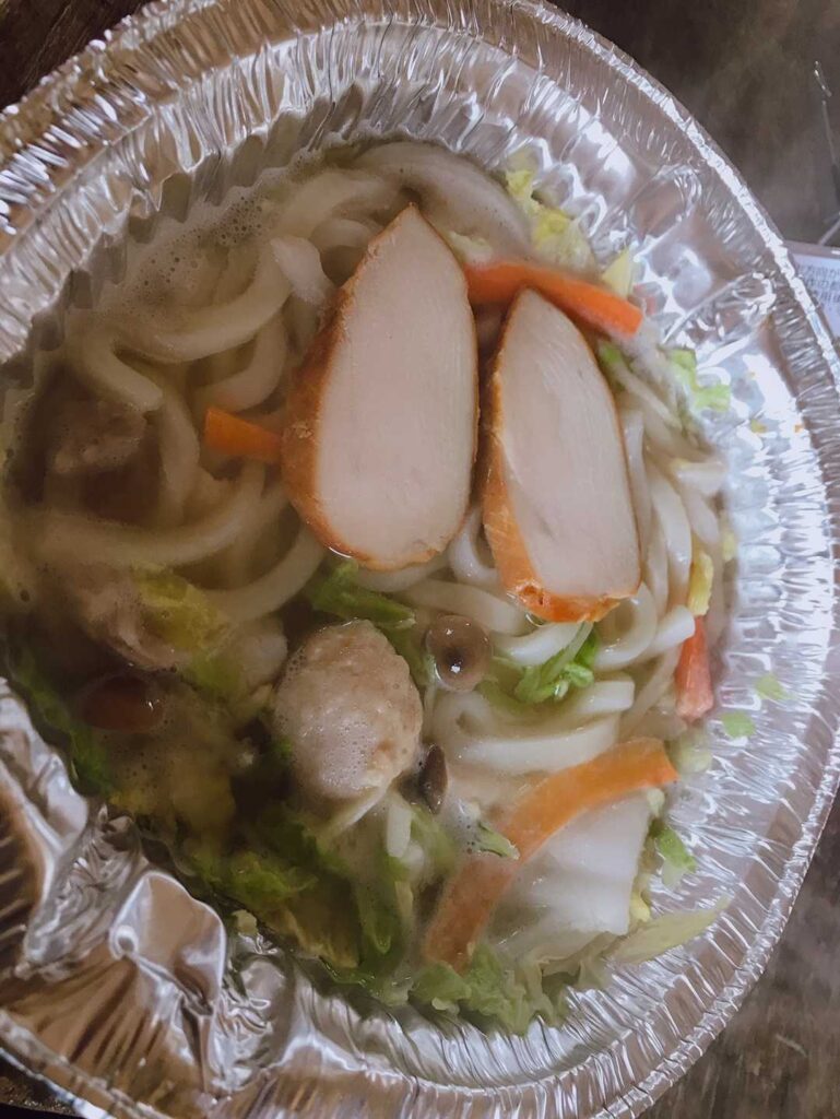 お昼はうどんを 鳥の燻製を一緒にのせました