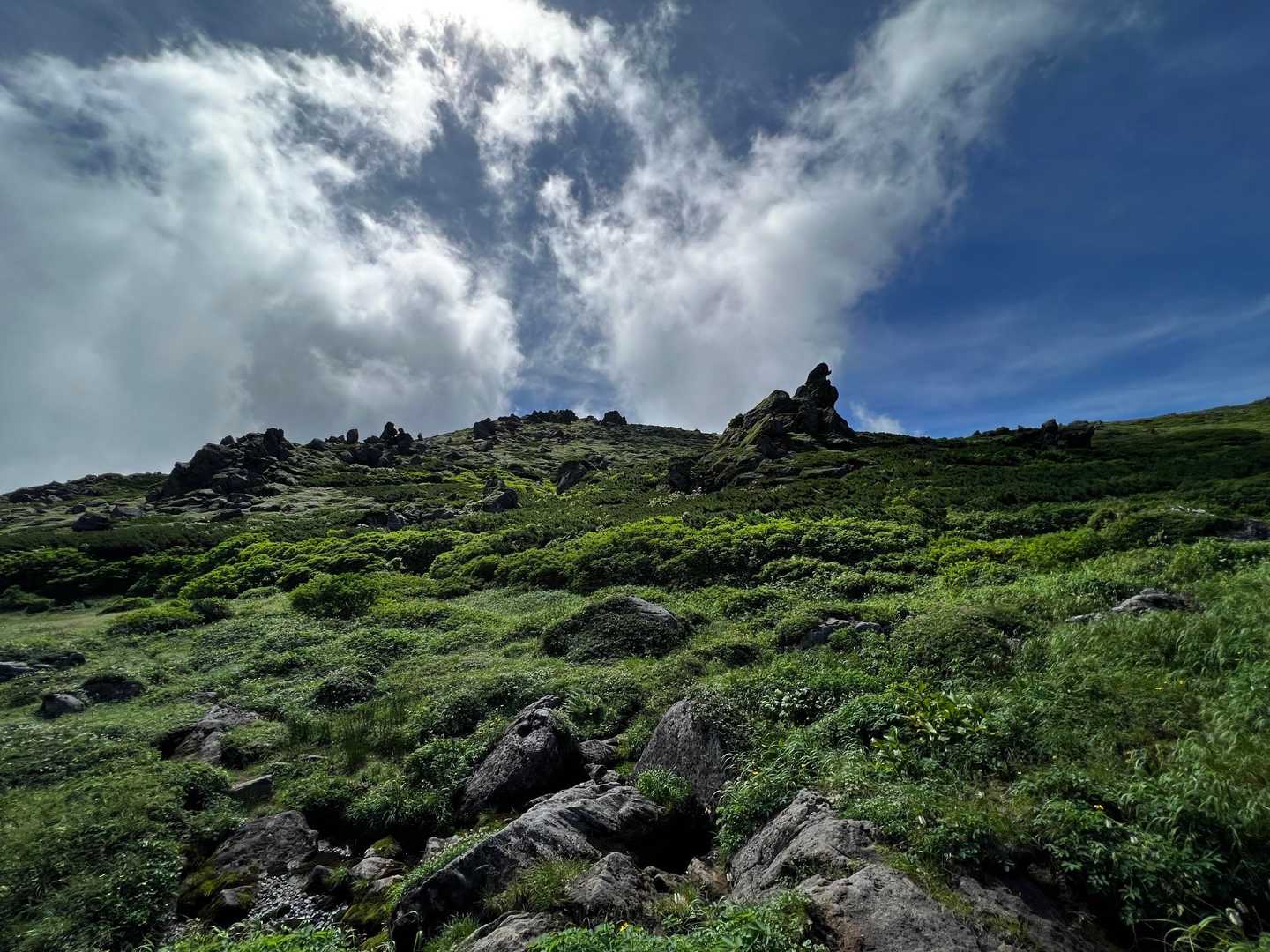 奇岩と緑が広がる稜線