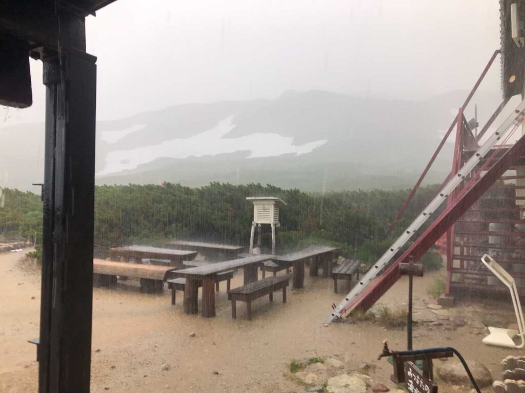 雨の中、小屋に到着