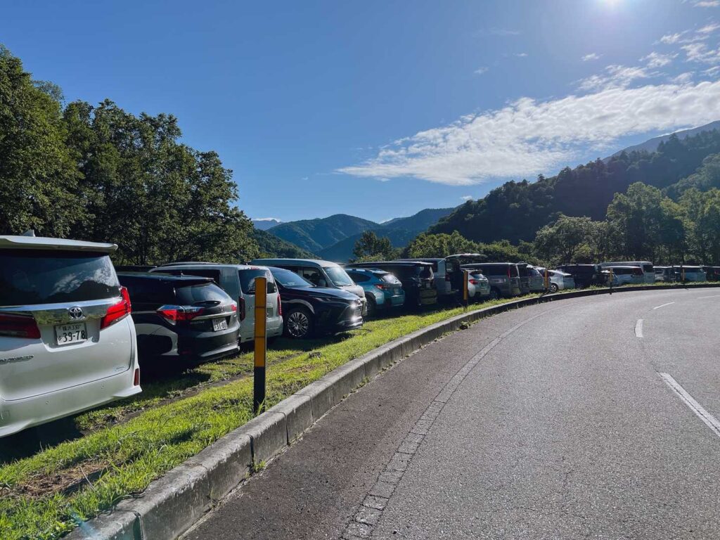 平日でもほぼ満車の折立駐車場