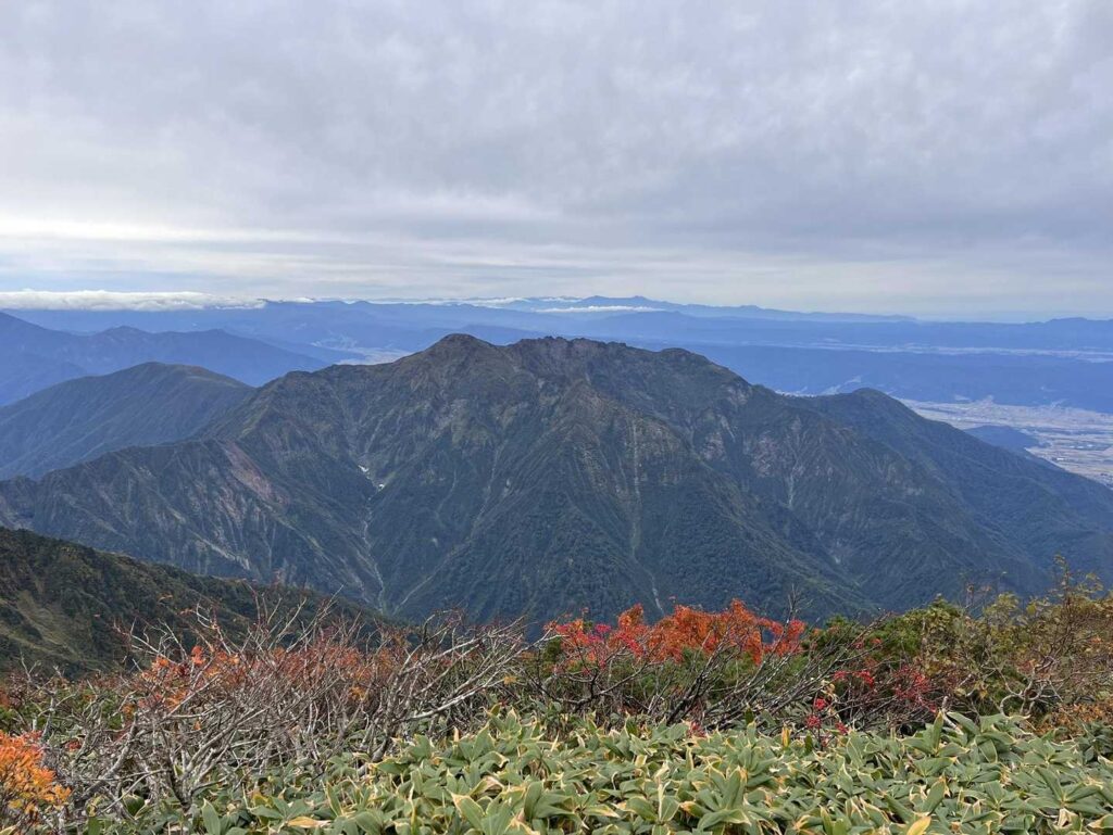 山頂から八海山の眺め