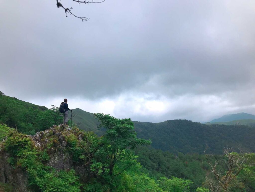 岩の上から絶景を眺める