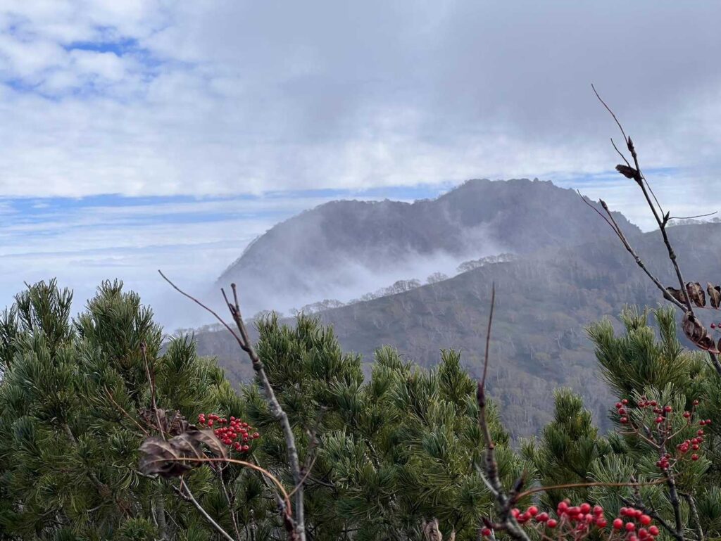 ガスの中に浮かぶ妙高山