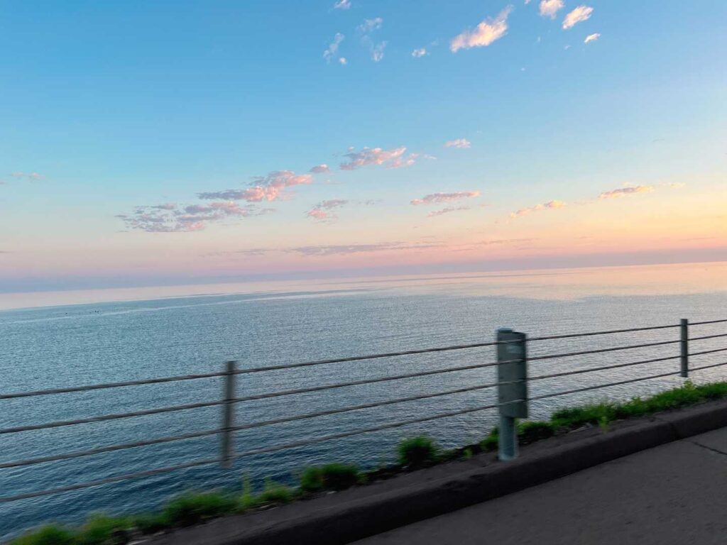 登山口へ向かう途中の朝焼け。海の青とオレンジのコントラスト