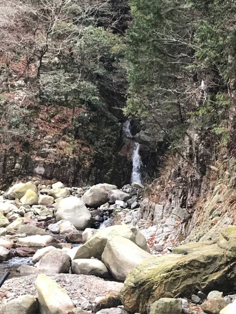 道中 滝を見ながら