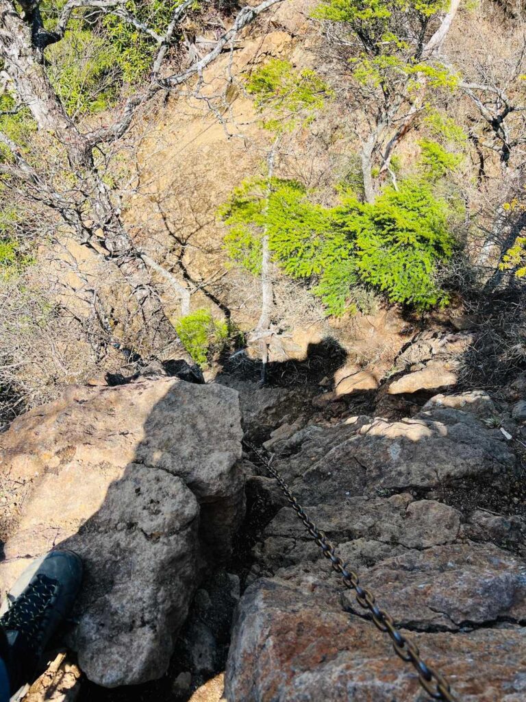 岩場の急な登り