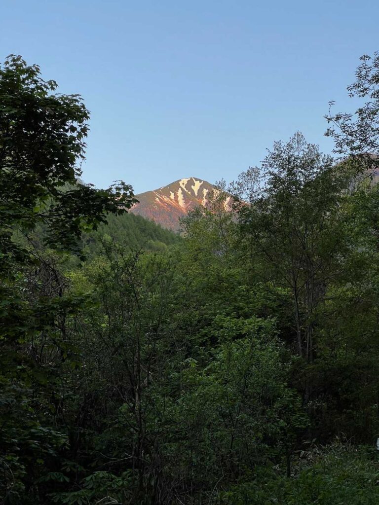 登山口へ向かう途中で見えた山の姿