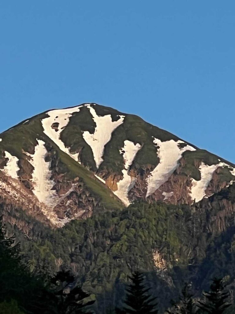 雪が残る渓谷の風景