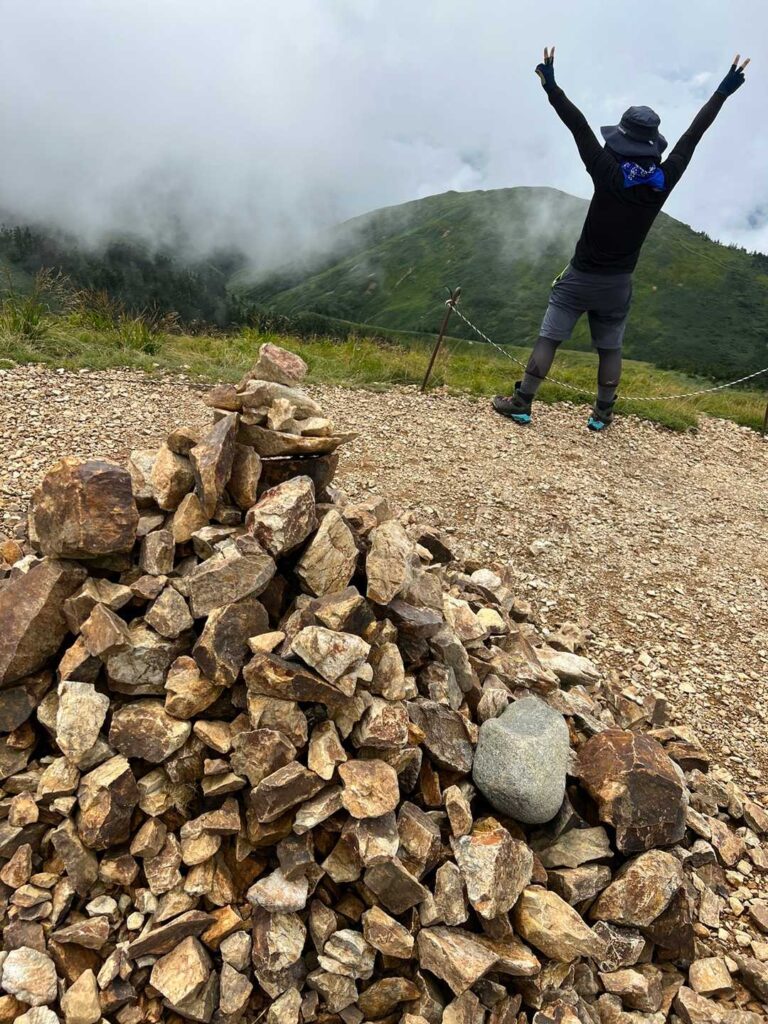 巻機山の山頂ケルン