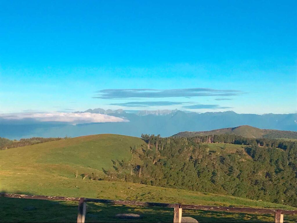 遠くに見える北アルプスの山並み