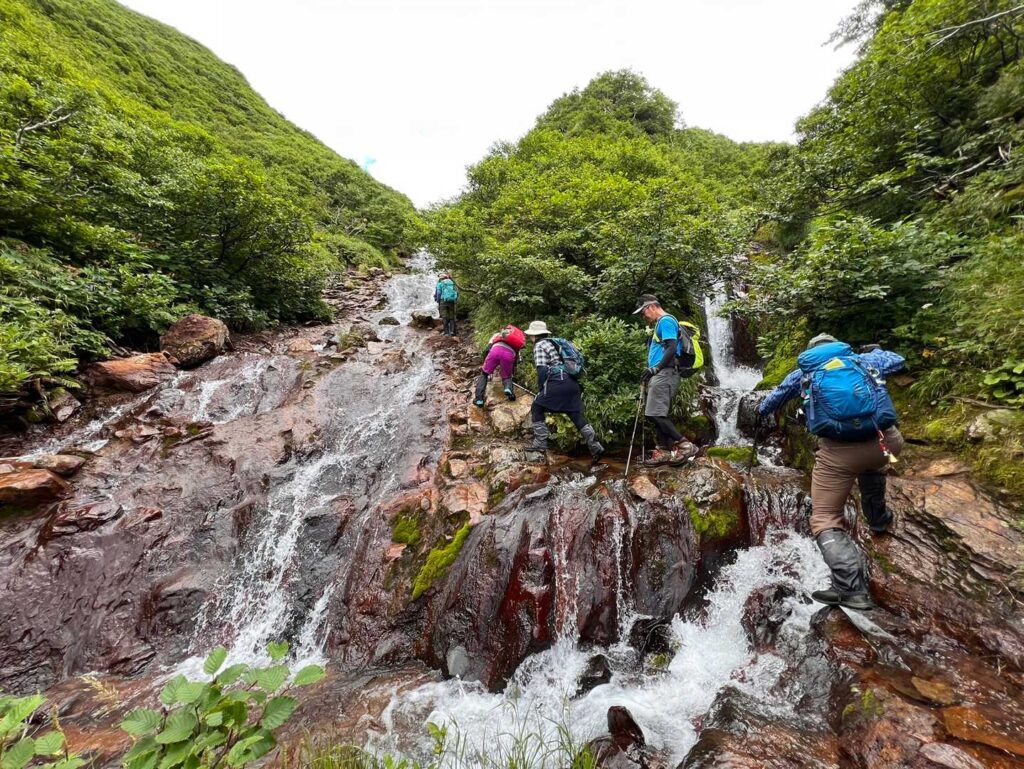 滝横をグループで沢登り