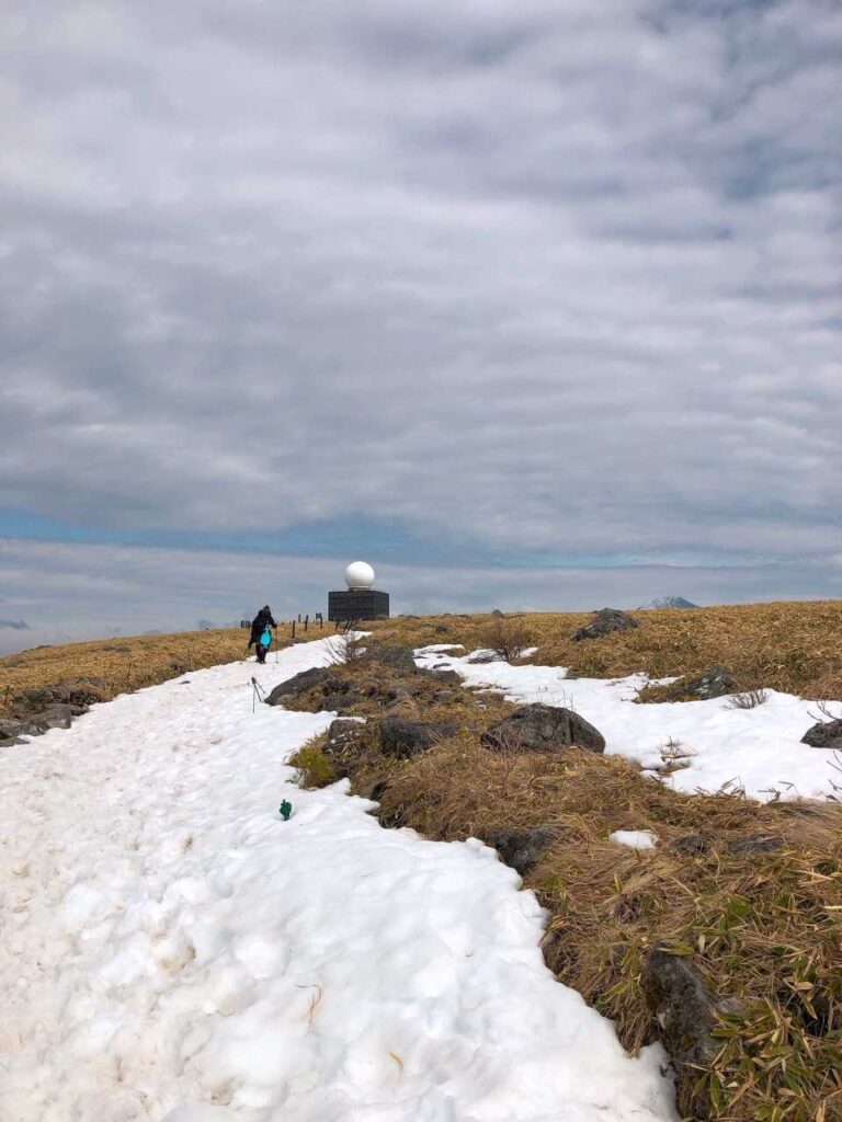 車山山頂の気象レーダードームが見えてきた