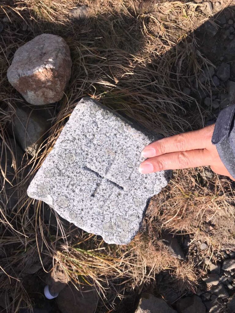 山頂標識にタッチ