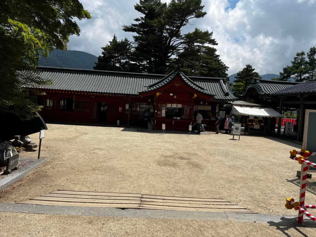 下山後の二荒山神社境内
