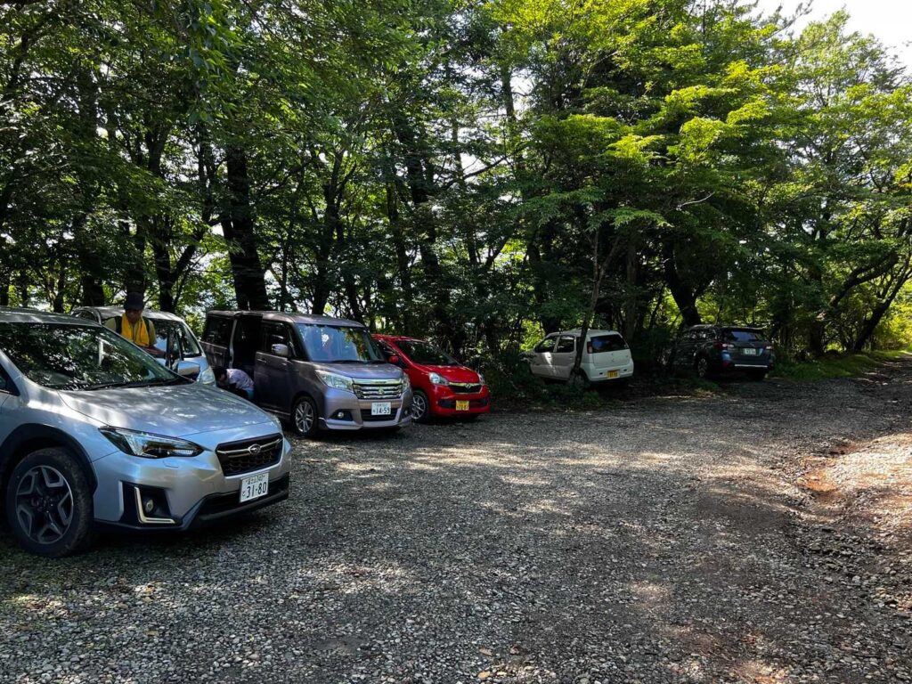 手前の駐車場はほぼ🈵 / 奥はまた空いてました