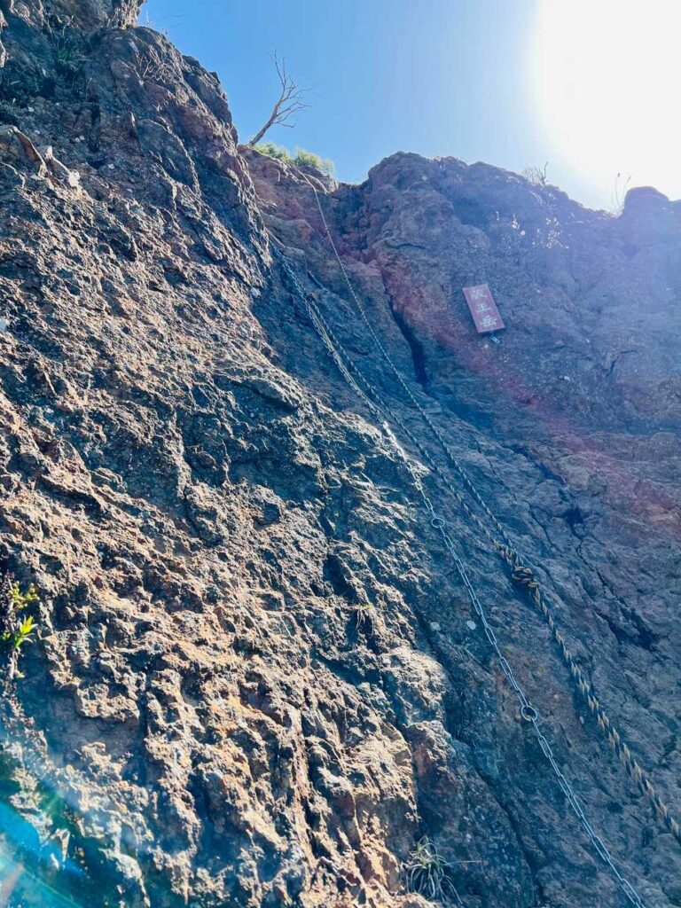 鎖場を降りきって見上げる