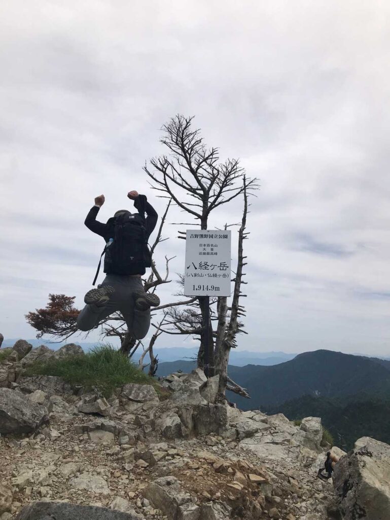 八経ヶ岳山頂でジャンプ
