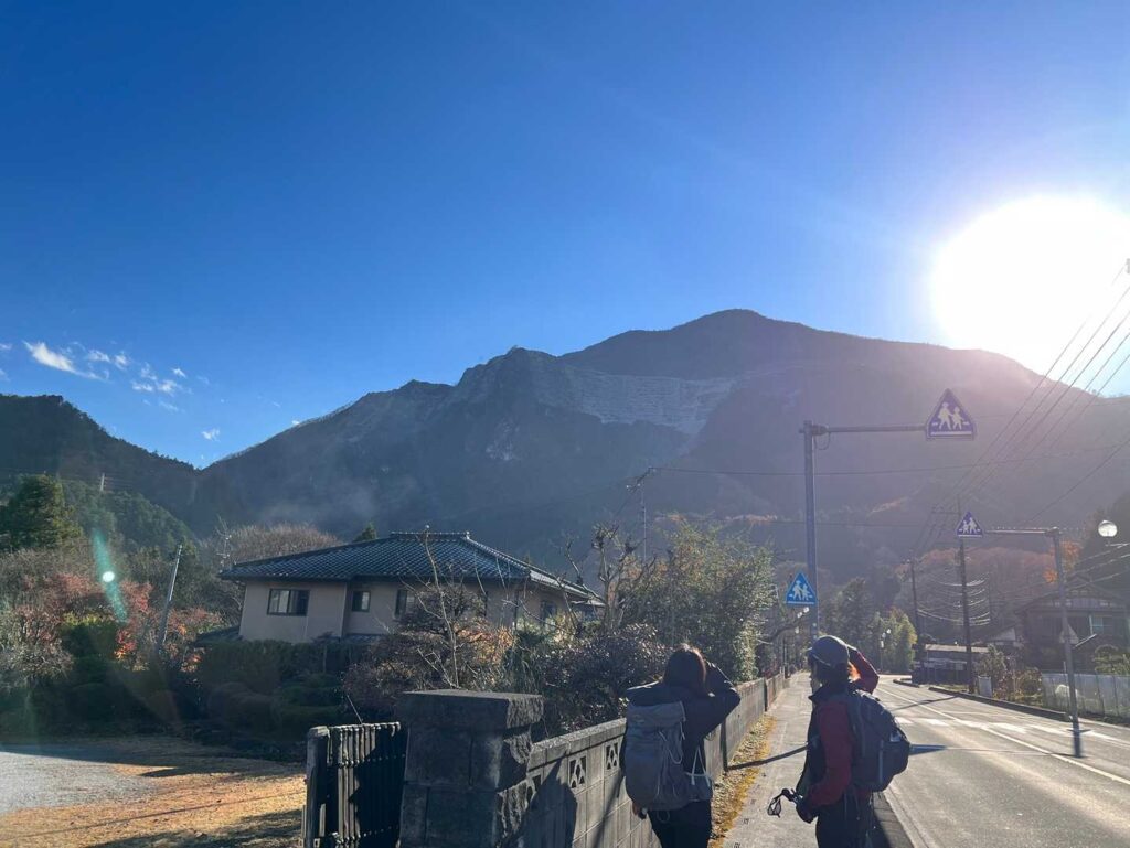 登った武甲山を眺め