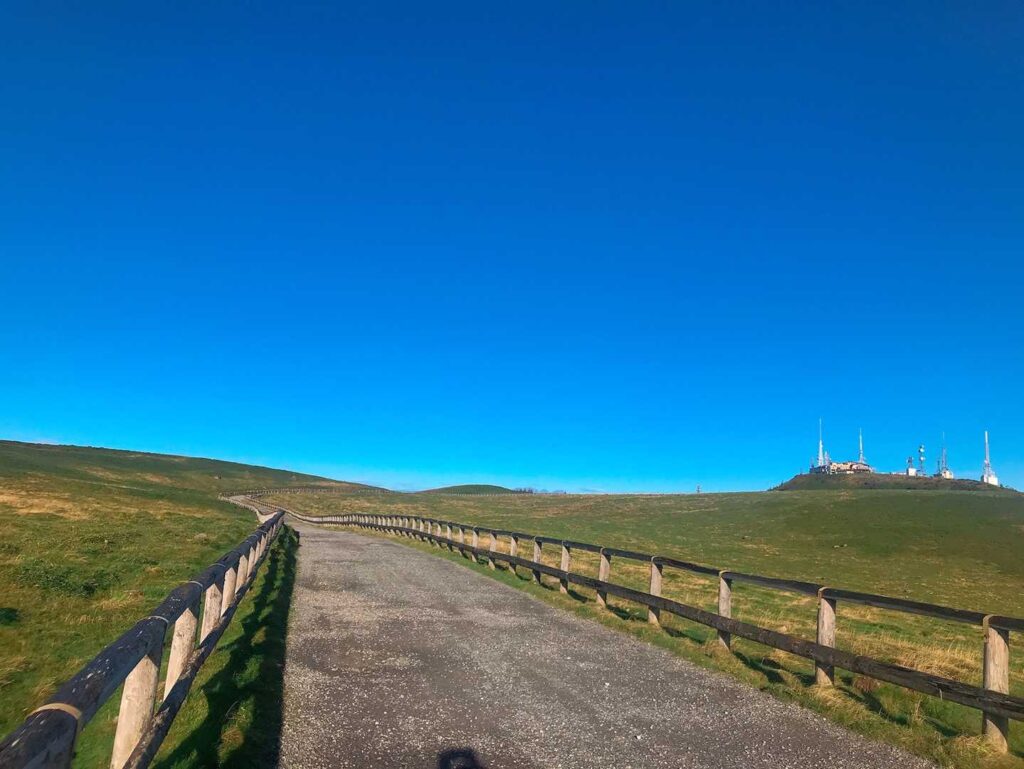 広い高原をテクテク歩く