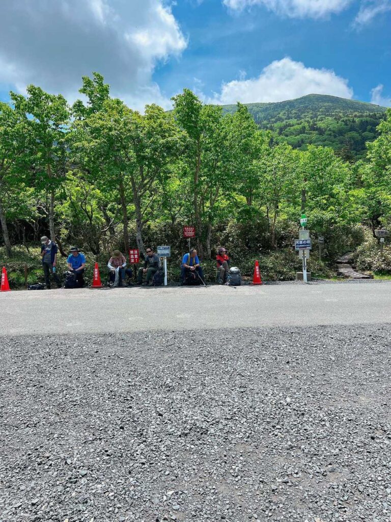 小田越バス停で待機