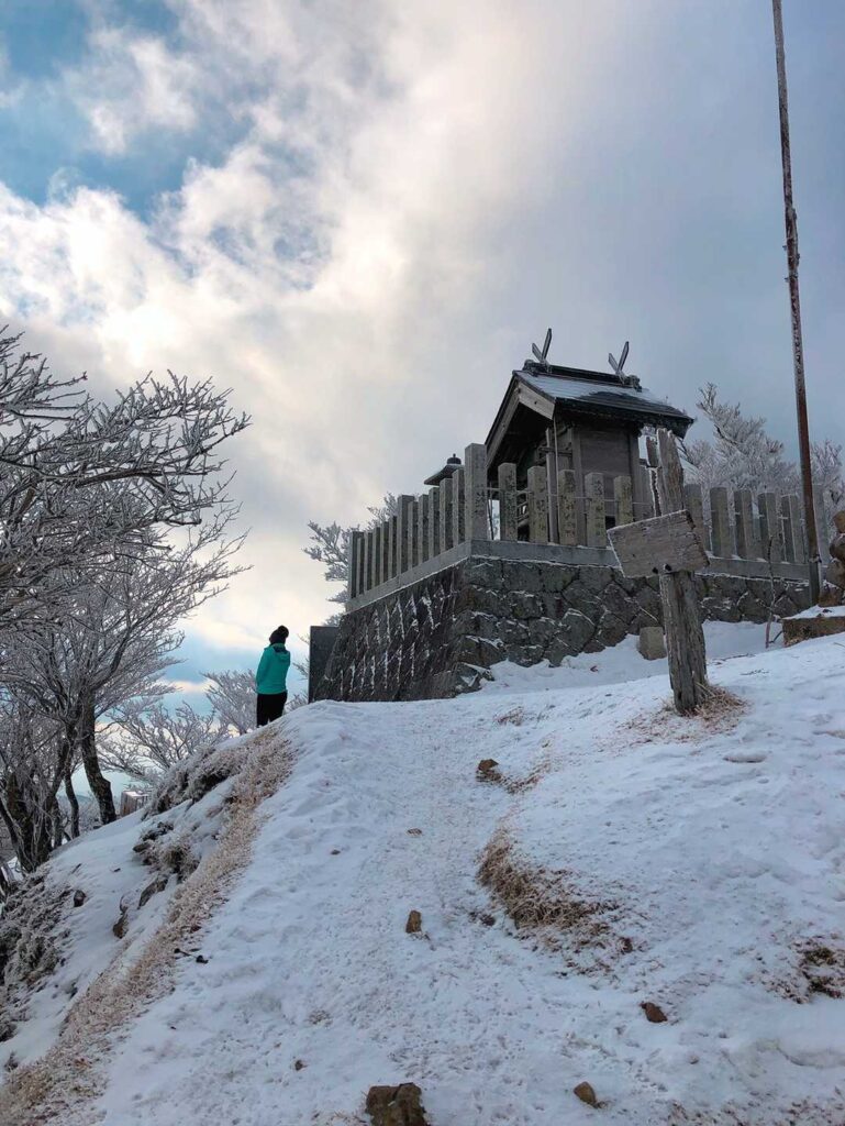 山頂から眺める霧氷の景色