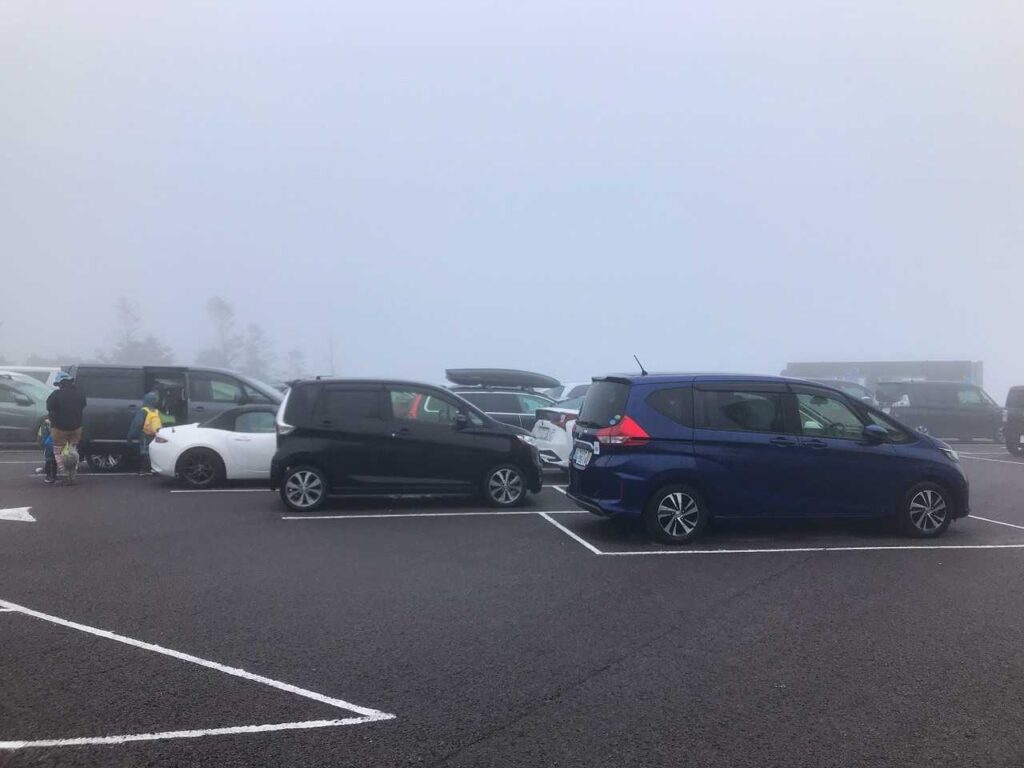 霧に包まれた駐車場