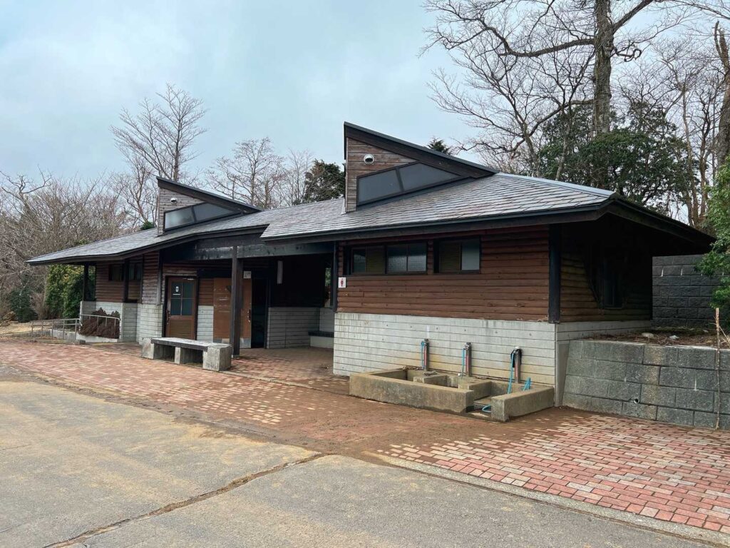登山口のトイレ