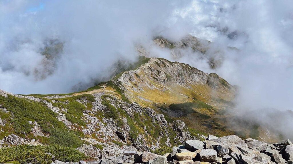 山頂から通ってきた稜線