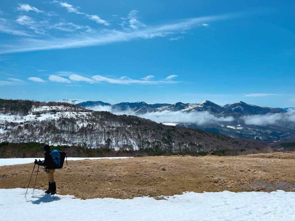 遥か向こうに山並みが見える