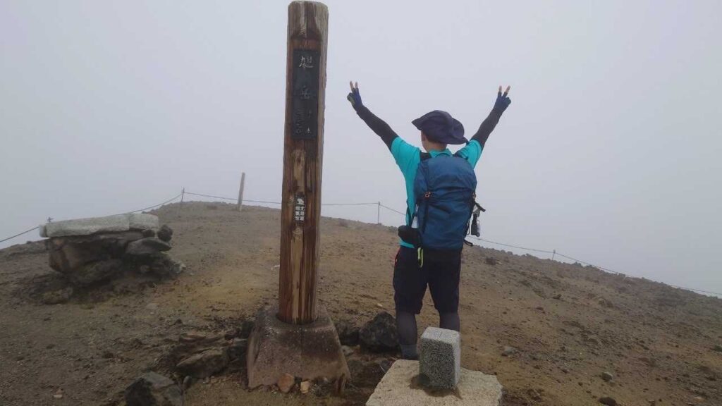 旭岳山頂。ガスで真っ白