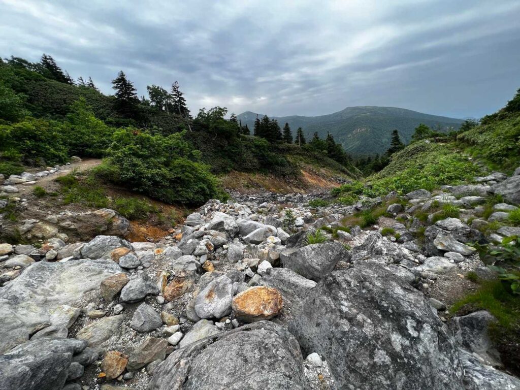 硫黄臭が漂う谷