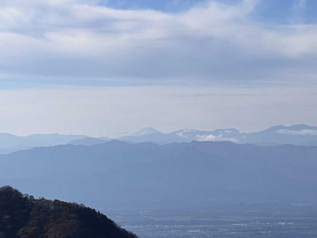 遠くに富士山