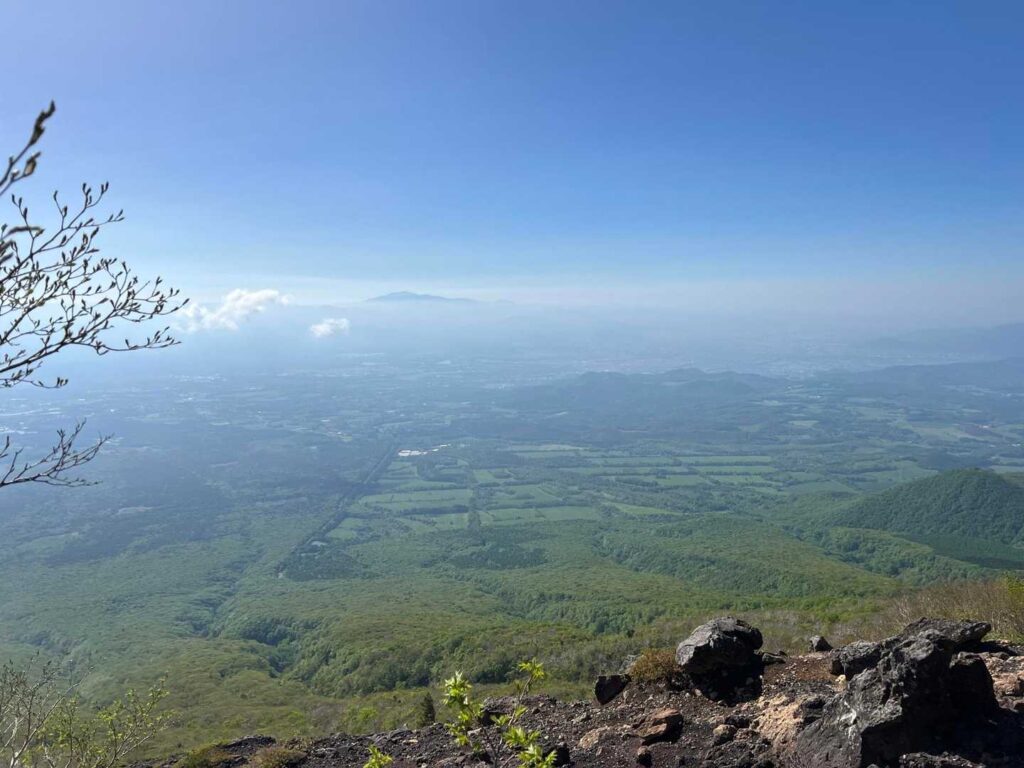 遠くに早池峰山