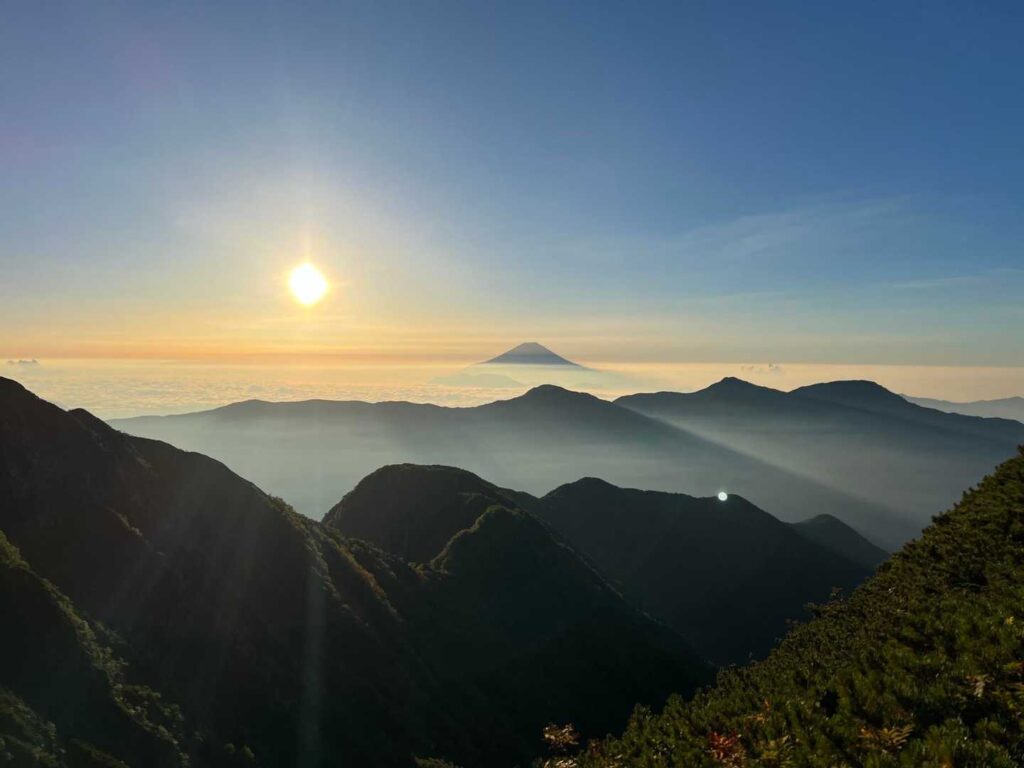 朝日に照らされる南アルプスの山々