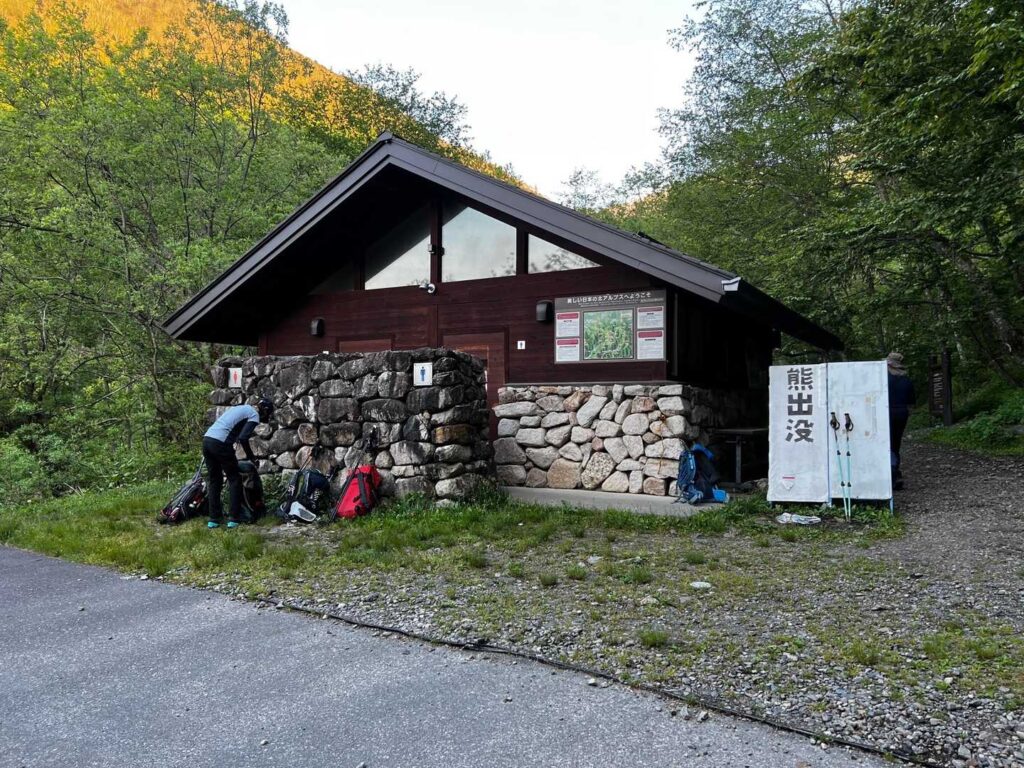 登山口のトイレ