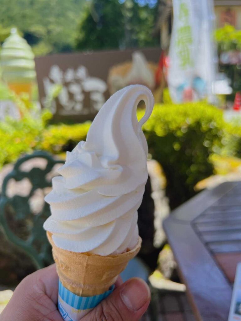 お蕎麦屋さんでもらった割引券で 今度は / 🍦 ソフトクリーム🍦😆 / お店の人の思うつぼだなぁ😅