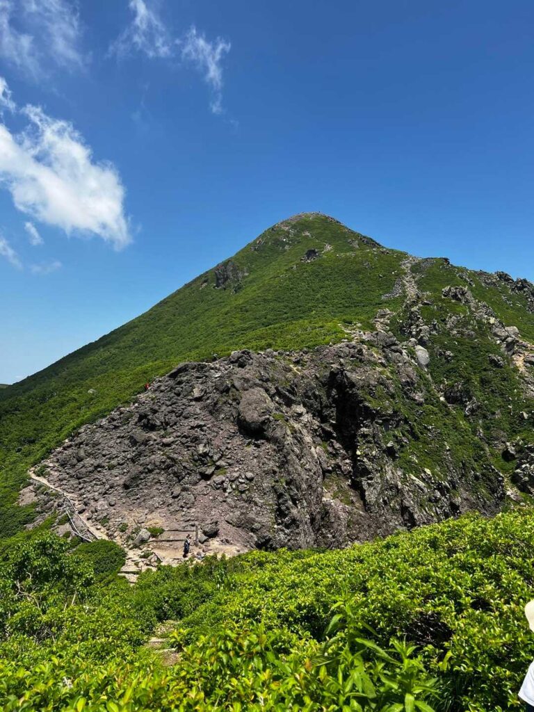 九合目から見上げる岩木山山頂方面