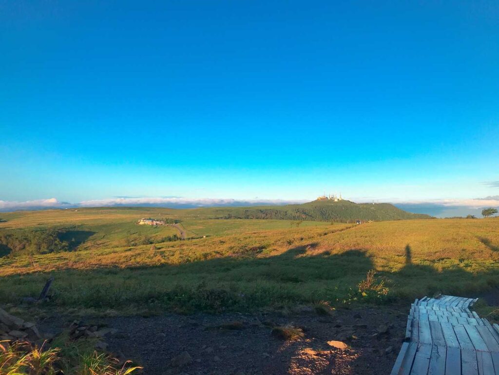 朝陽に照らされた高原