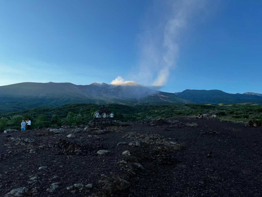 遠くに見える本日の目標、十勝岳