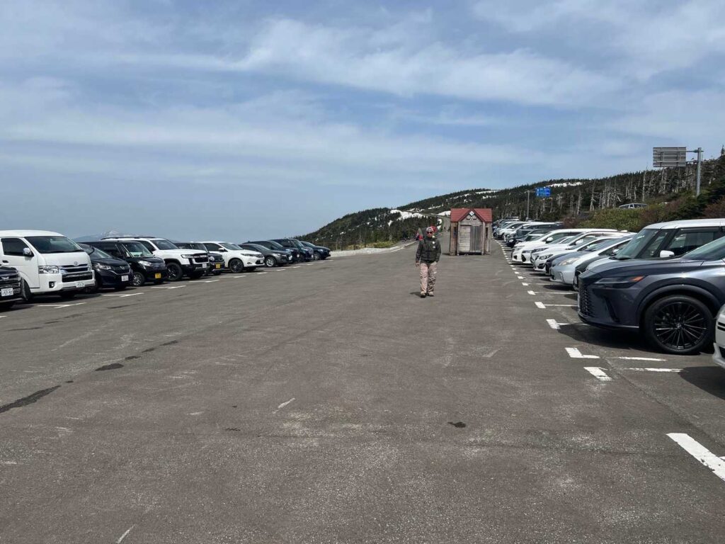 八幡平山頂レストハウスの駐車場