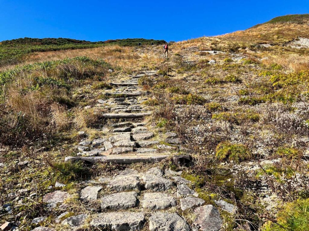 青空の下の稜線歩き