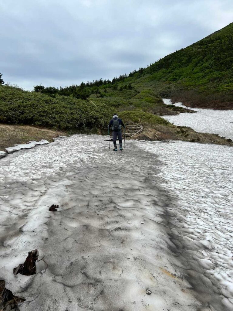 雪渓を慎重に通過