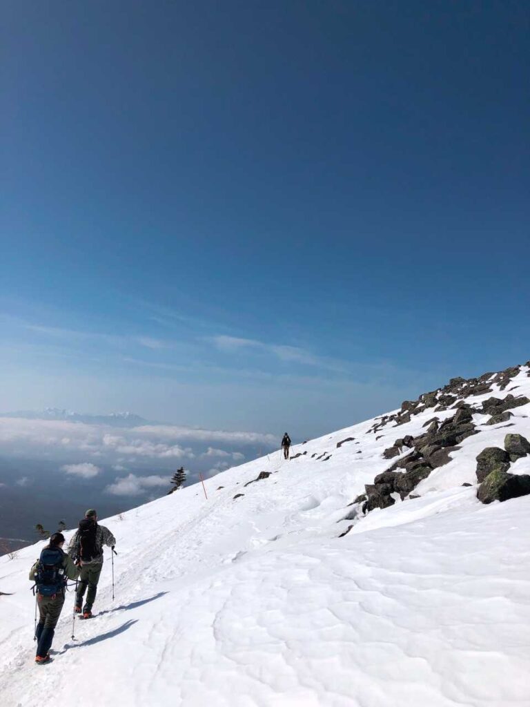 山頂に出た瞬間、広がる雪原