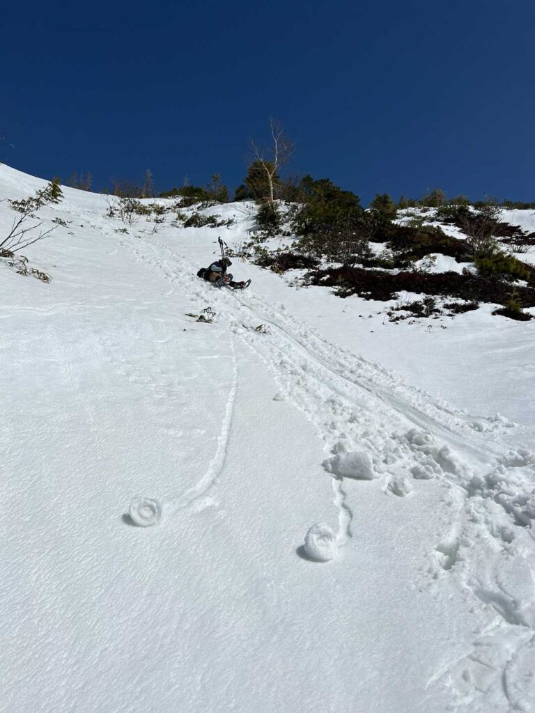 急斜面を滑り降りる