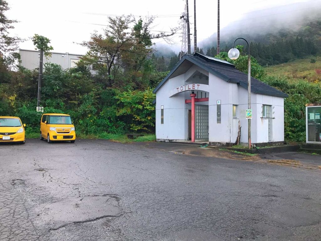 登山口駐車場のトイレと洗い場