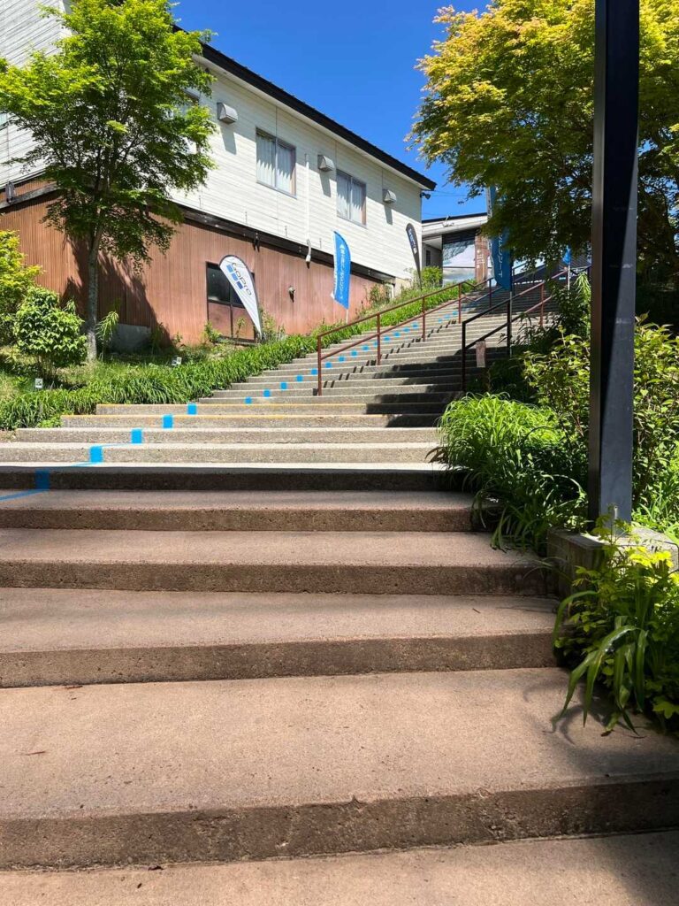 ゴンドラまで階段を登り