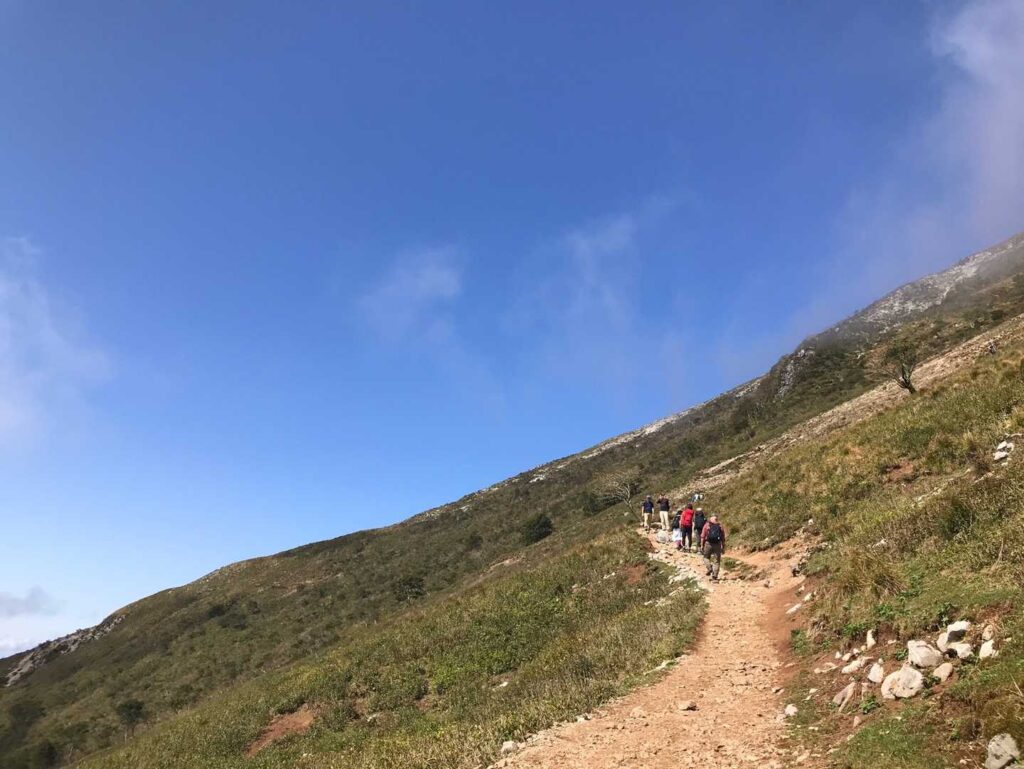 ガスが晴れて青空が広がる