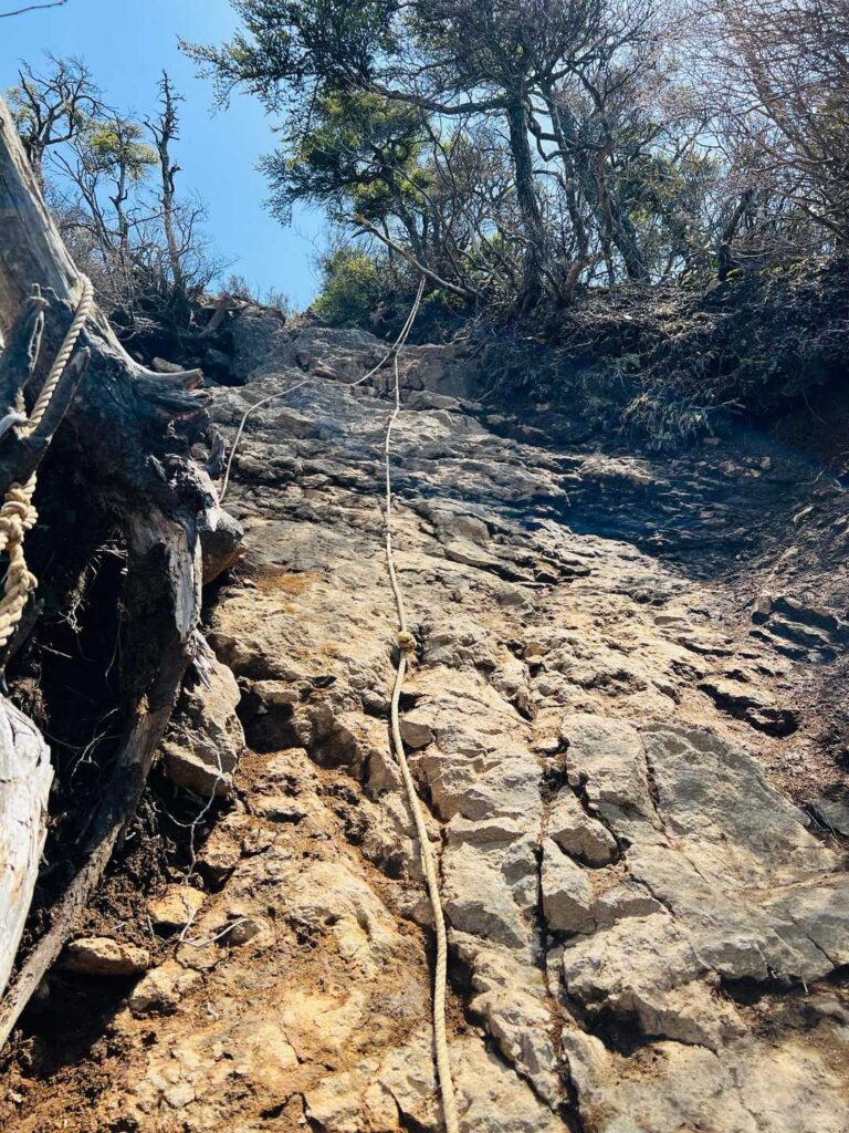 ロープのある登り返し
